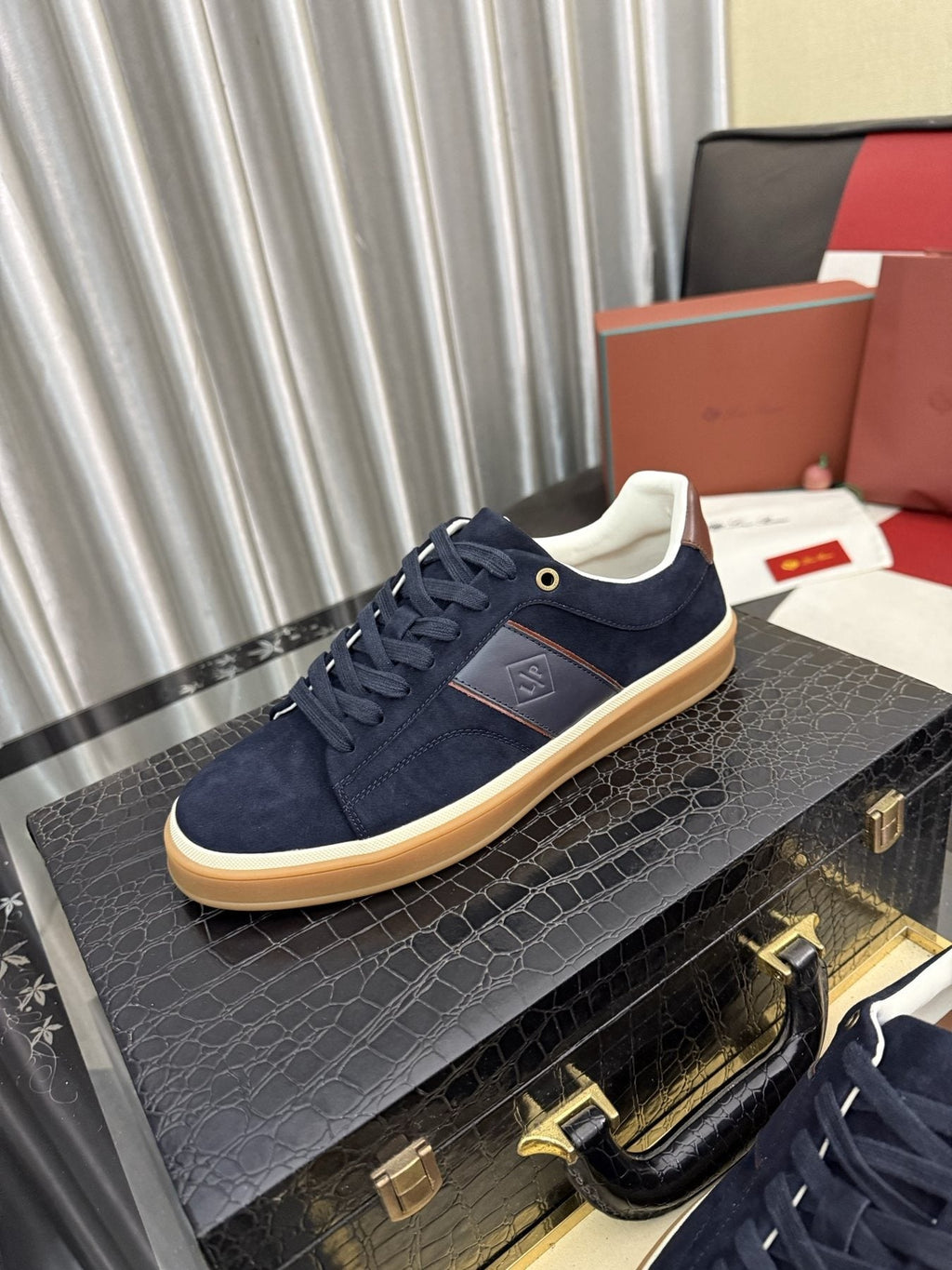 Low-Top Lace-Up Sneakers - Gum Sole