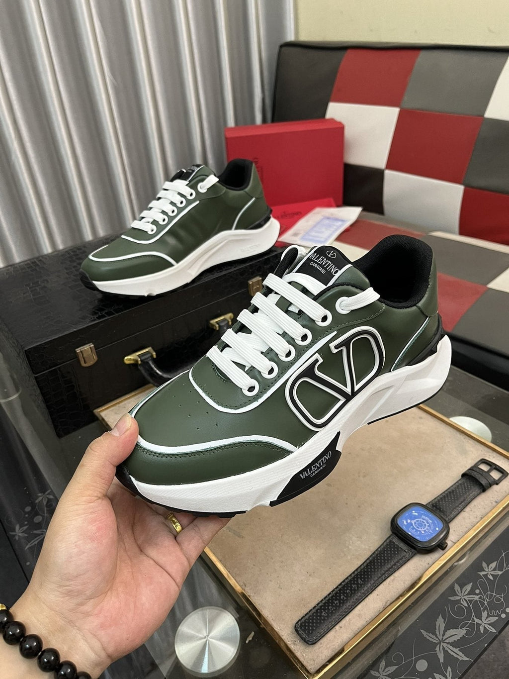 Outlined Emblem Low-Top Sneakers